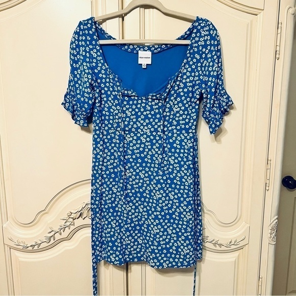Skylar and Madison Mini Tie Waist Puff Sleeve V-Cut Dress in Blue & White, Small - Picture 1 of 9